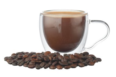 Beyaz üzerine izole edilmiş bir bardak kahve ve kahve çekirdeği.
