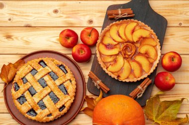 Şükran Günü meyvesi ve elmalı turtalar ahşap yüzeyde.