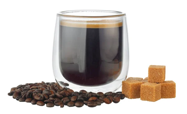 Glas kopp kaffe och kaffebönor isolerade på vitt — Stockfoto