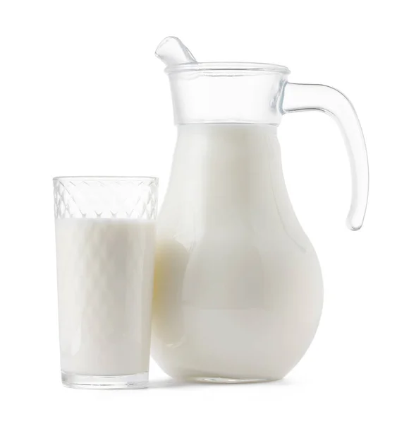 Βάζο γυάλινο και φλιτζάνι φρέσκο γάλα απομονωμένο — Φωτογραφία Αρχείου