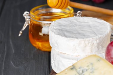 Üzüm ve bal ile servis edilen peynir.