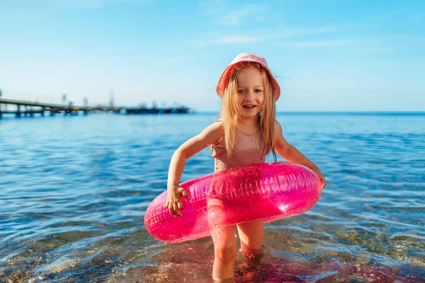 Bonne petite fille se baignant dans la mer avec cercle rose — Photo