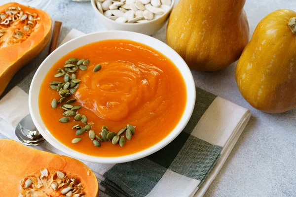 Close up photo of pureed pumpkin soup with pumpkin seeds — Stock Photo, Image