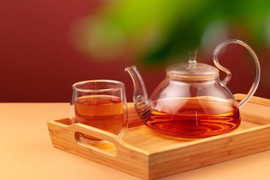 Cam çaydanlık ve siyah çay.