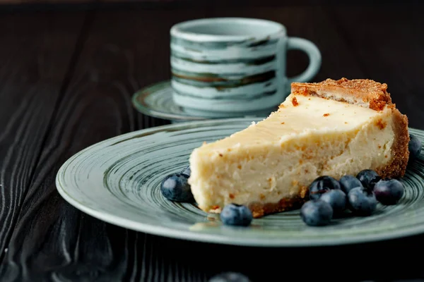 Stukje klassieke cheesecake op groene plaat — Stockfoto