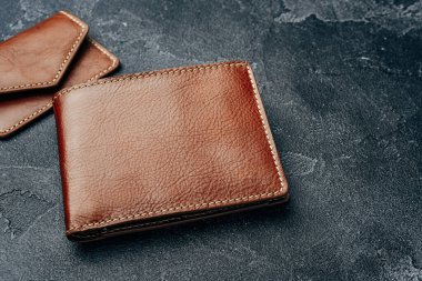 Koyu arkaplanda yeni kahverengi deri cüzdan