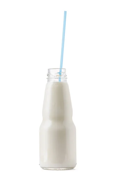 玻璃杯牛奶，上面有一根稻草，用白色隔开 — 图库照片