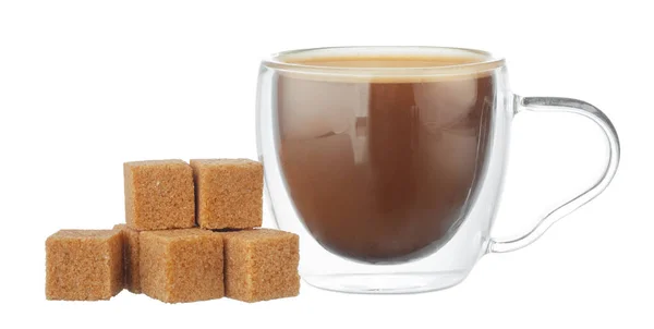 Glazen kopje koffie en stapel suikerklontjes geïsoleerd op wit — Stockfoto