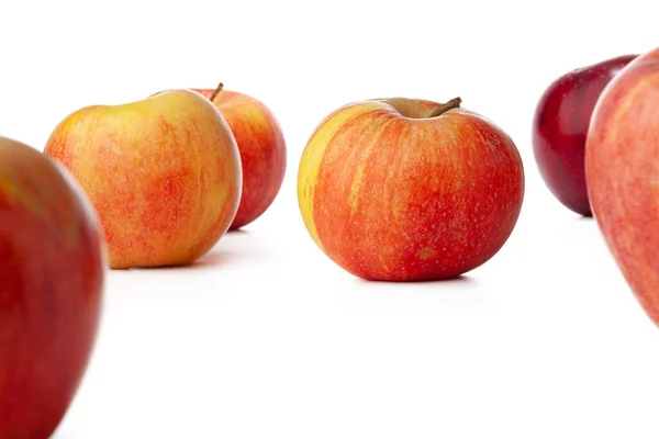 Beyaz arkaplanda izole edilmiş bir grup kırmızı elma — Stok fotoğraf