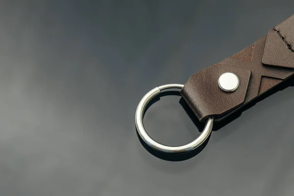 Κομψό αρσενικό μεταλλικό κλειδί γοητεία σε μαύρο γυαλί φόντο — Φωτογραφία Αρχείου