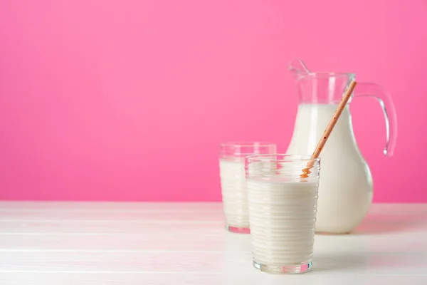 분홍빛 파스텔 배경에 신선 한 우유를 바른 유리 제품 — 스톡 사진