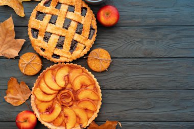 Şükran Günü meyvesi ve elmalı turtalar ahşap yüzeyde.