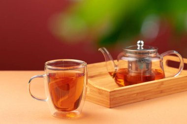 Cam çaydanlık ve siyah çay.