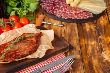 Biftek, tabakta servis ediliyor. Yakından.