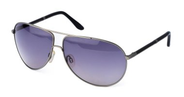 Beyaz arkaplanda izole edilmiş şık güneş gözlükleri, kapat