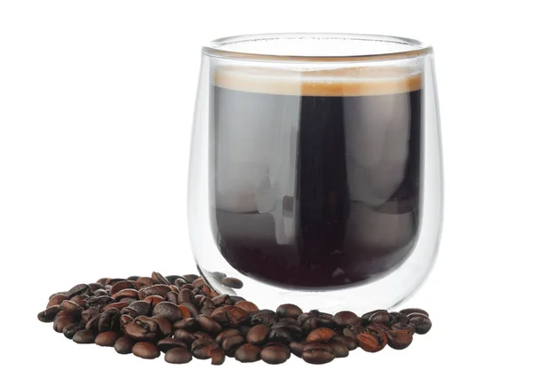 Üveg csésze kávé és kávébab izolált fehér — Stock Fotó