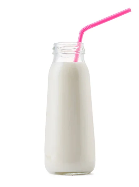 Copo de vidro de leite com uma palha isolada em branco — Fotografia de Stock