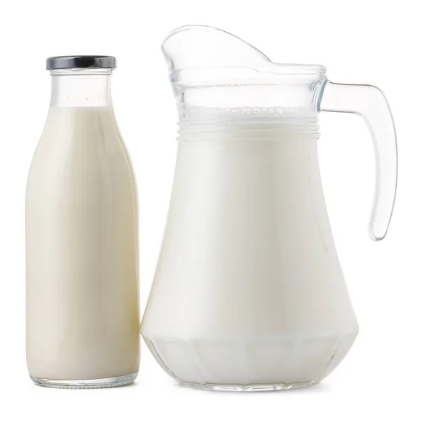 Gläser voll frischer Milch isoliert auf weiß — Stockfoto