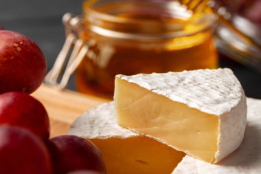 Üzüm ve bal ile servis edilen peynir.