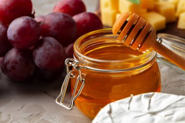 Üzüm ve bal ile servis edilen peynir.