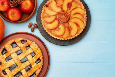 Şükran Günü meyvesi ve elmalı turtalar ahşap yüzeyde.