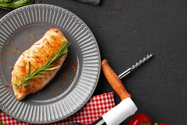 Gegrillte Hühnerbrust auf schwarzem Tisch serviert — Stockfoto