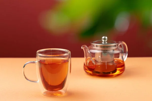 Glas Teekanne und Tasse mit schwarzem Tee — Stockfoto