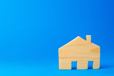 Tahtadan oyulmuş küçük oyuncak ev modeli.