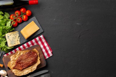 Biftek, tabakta servis ediliyor. Yakından.