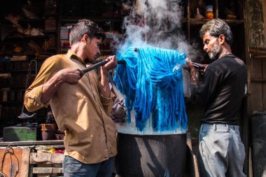 Erkekler kolkata sokaklarında kumaş boyası