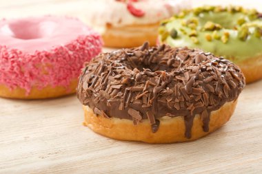 Ahşap arka planda çörekler