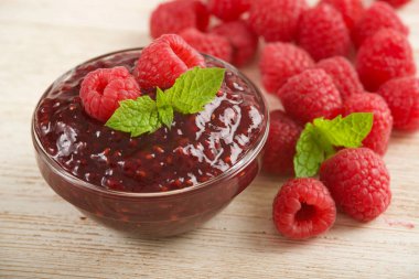 ahşap arka planda ahududu reçeli