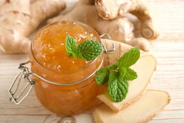 Ahşap arka planda zencefilli turşu reçeli