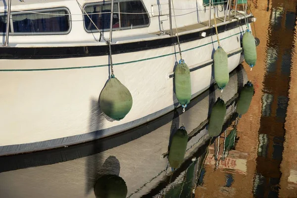 Vista Lateral Barco Madeira Com Várias Bóias Tampão Nas Laterais — Fotografia de Stock