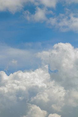 Bulutlar oluşumu, cennet. Mavi gökyüzü bulutlu.