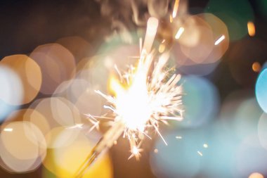 Maytap Bokeh renkli maytap. Gece arka plan ile bir maytap. 
