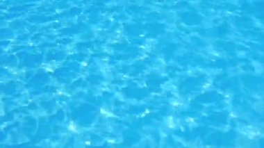 Yüzme havuzu, güneş ışığı yansıması. Dalgalı Su.