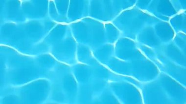 Yüzme havuzu, güneş ışığı yansıması. Dalgalı Su.
