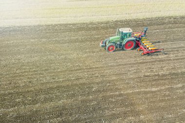 Tarlaya ekin eken çiftçi. Tohum Havası Görünümü.