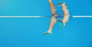 Bacakları sualtı yüzme havuzunda