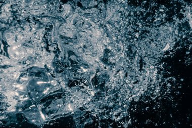 Güneş ışığıyla birlikte su altı kabarcıkları. Sualtı Arkaplanı Baloncukları.