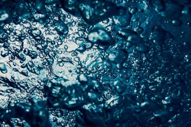 Güneş ışığıyla birlikte su altı kabarcıkları. Sualtı Arkaplanı Baloncukları.