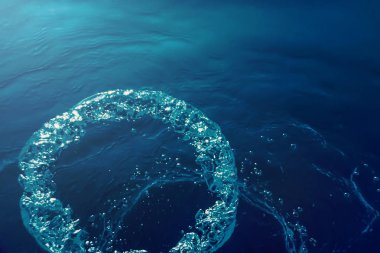 Güneş ışığıyla birlikte su altı kabarcıkları. Sualtı Arkaplanı Baloncukları.