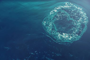 Güneş ışığıyla birlikte su altı kabarcıkları. Sualtı Arkaplanı Baloncukları.