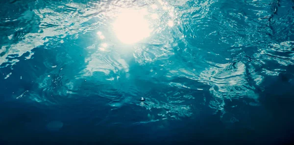 Unterwasserblasen Mit Sonnenlicht Hintergrundblasen Unter Wasser — Stockfoto