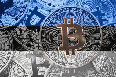 Bitcoin Estonya bayrağı yığını. Bitcoin cryptocurrencies kavramı. BTC arka plan.