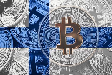 Bitcoin Finlandiya bayrağı yığını. Bitcoin cryptocurrencies kavramı. BTC arka plan.