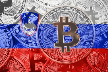 Bitcoin Slovenya bayrağı yığını. Bitcoin cryptocurrencies kavramı. BTC arka plan.