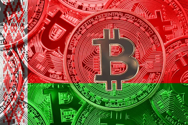 Bitcoin Beyaz Rusya bayrağı yığını. Bitcoin cryptocurrencies kavramı. BTC arka plan.