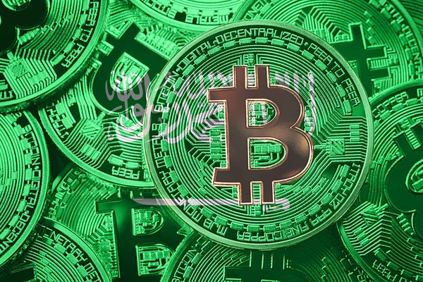 Bitcoin Suudi Arabistan bayrağı yığını. Bitcoin cryptocurrencies kavramı. BTC arka plan.